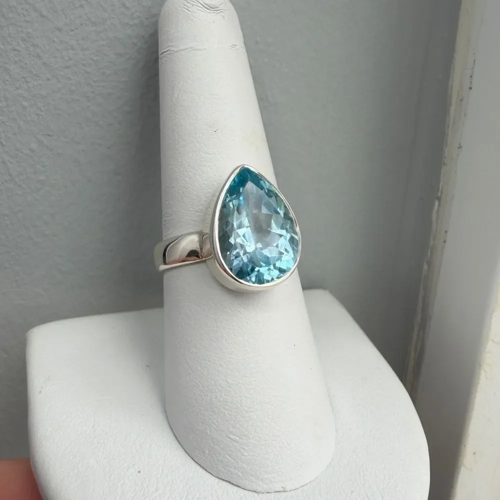 NWT 10x14mm faceted pear cut blue topaz solitaire ring in sterling silver!‎